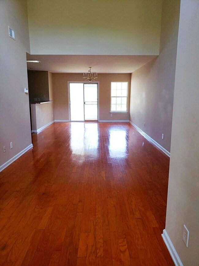 Building Photo - Spacious 3 Bedroom, 3.5 Bath Town Home wit...