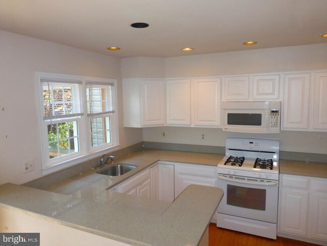 Foto del edificio - 1260 Quaker Hill Dr