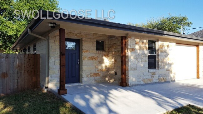 Building Photo - 11008 Lakeside Dr