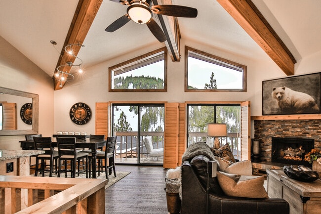 Great Room - 400 Fairview Blvd