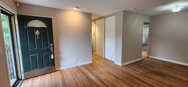 Foto del edificio - Check This One OUT!! To View is to Rent! 3 Bedroom, 1 Bath. Hardwood Floors, Tile and Newer Carpe...