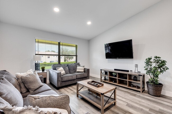 Foto del edificio - 13155 Chadwick Ct