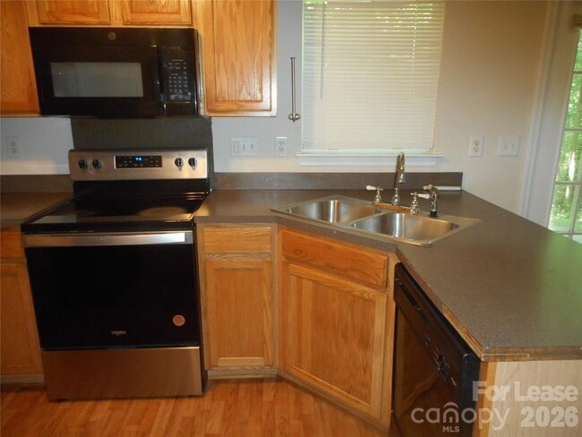 Foto del edificio - 8037 Shiny Meadow Ln