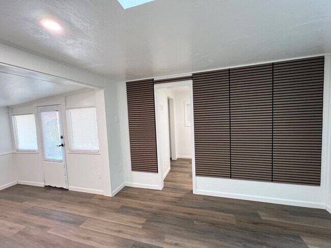 Living room - 301 N Columbus Ave