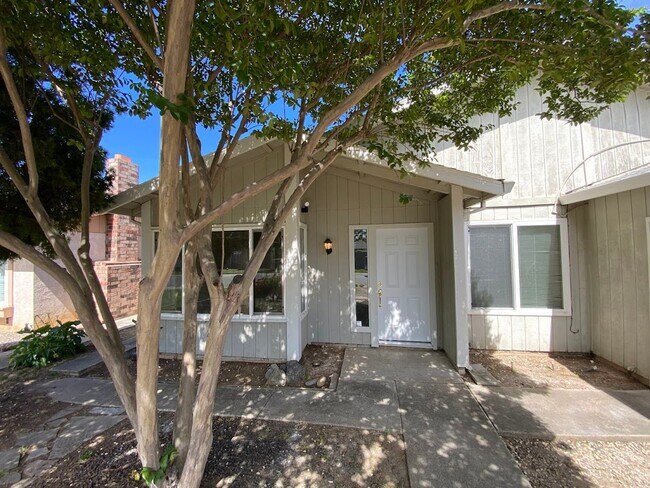 Building Photo - 3 Bedroom 2 Bathroom Home In Rosemont