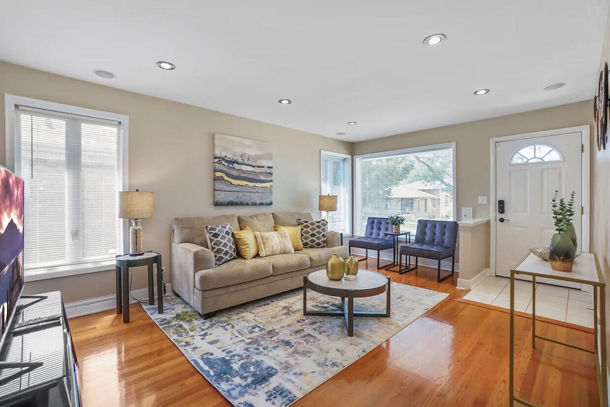 Foto principal - 7002 W Farragut Ave