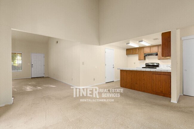 Building Photo - Spacious 2 Bed/2 Bath Duplex near Carmichael