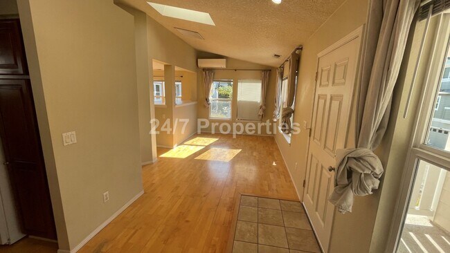 Foto del edificio - Cozy and Modern 1 BD | 1 BA w/ Amenities -...