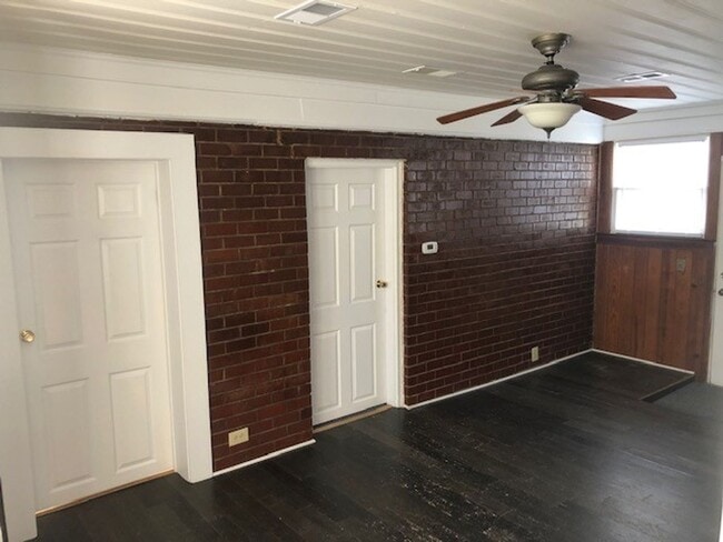 Building Photo - Duplex Living Close to Downtown Nashville