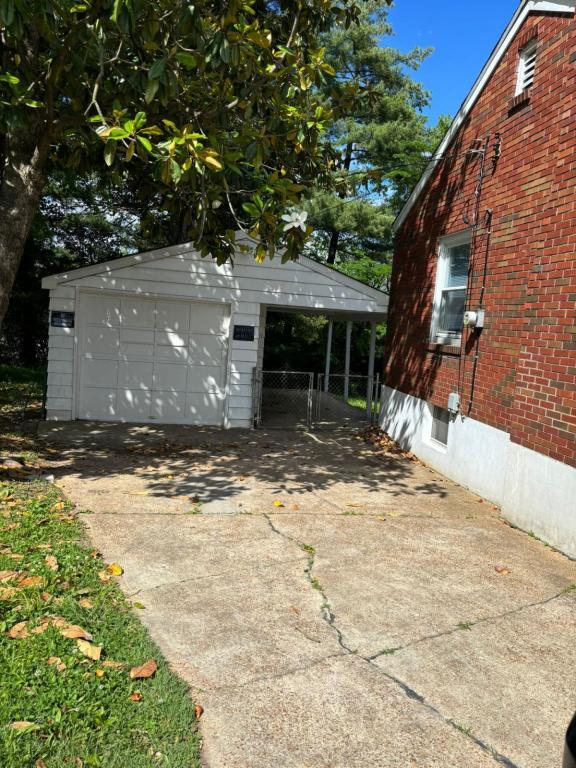 Building Photo - 823 Fontaine Pl