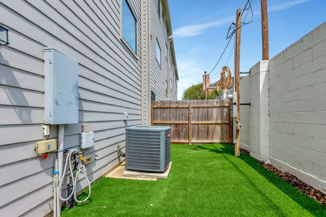 Building Photo - Stunning Home near Downtown Houston
