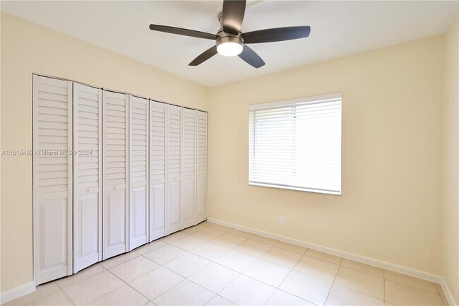 Foto del edificio - 10016 Twin Lakes Dr
