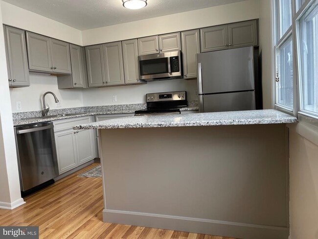 Building Photo - 136 Scott St