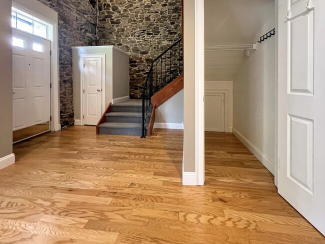 Building Photo - Historic River Condo