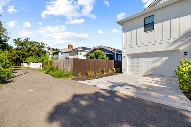 Building Photo - 1906 W Cherry St
