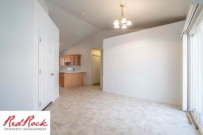 Foto del edificio - 3 Bed 2 Bath, 2 Car Garage with a Fully Fe...