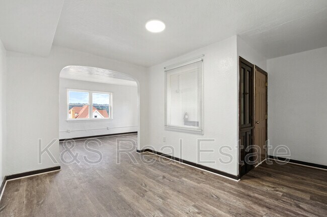 Foto del edificio - 144-144 W 9th Ave