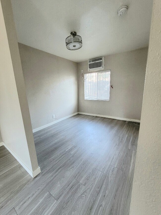 Foto del edificio - 1275 W Court St