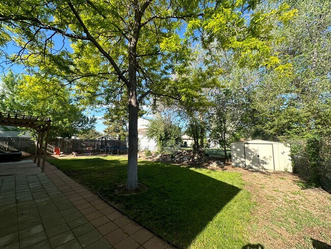 Foto del edificio - 906 Woodbine Dr
