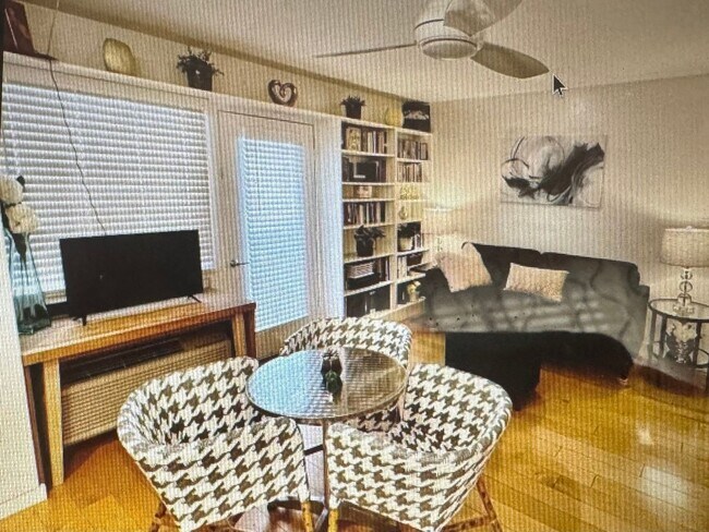 Building Photo - Charming  Intricate  Studio Condo in New Bern