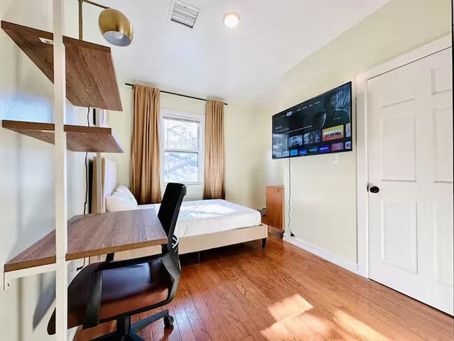 Building Photo - Furnished room/NOT APARTMENT