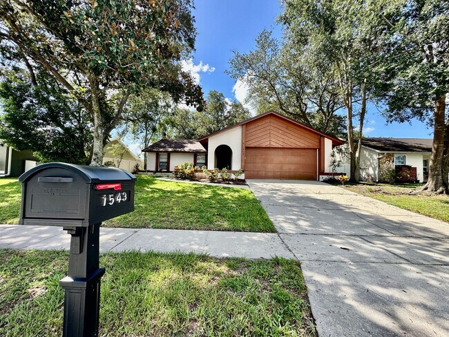 Foto del edificio - Perfect 3 bed 2 bath with huge fenced back...