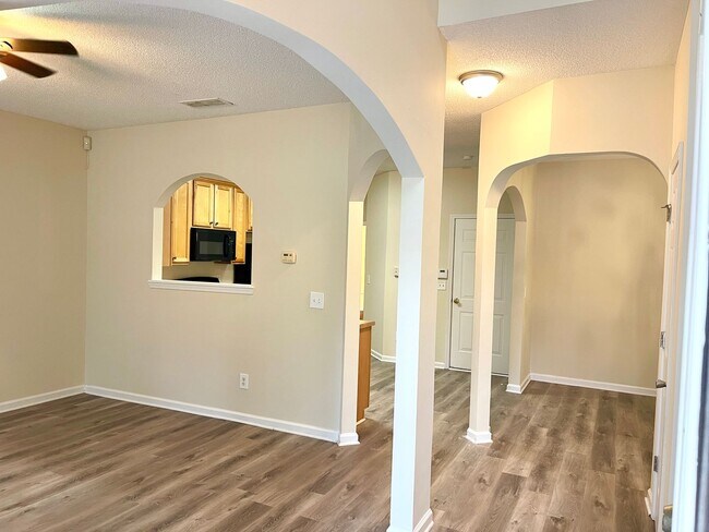 Foto del edificio - Welcome to this stunning two-story home located in the vibrant community of Newnan, GA.