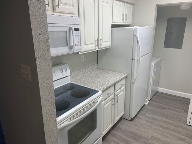 Building Photo - LIKE NEW!!!! Wonderful 2/1 Condo with Fireplace - Available NOW!