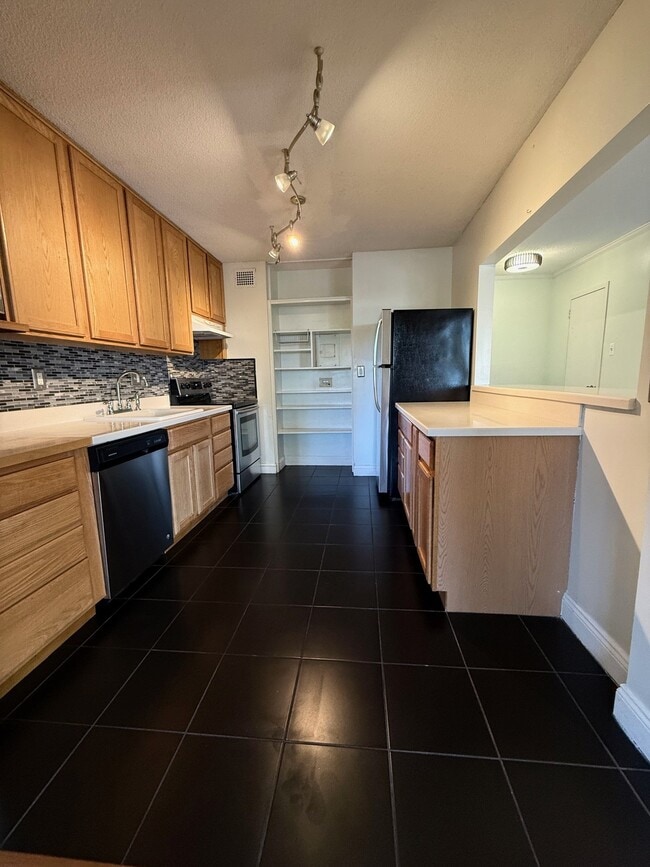 Kitchen - 2059 Huntington Ave