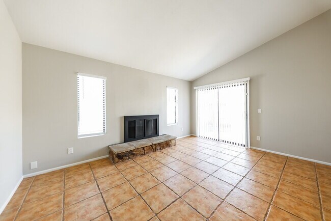 Foto del edificio - 6630 W Poinsettia Dr