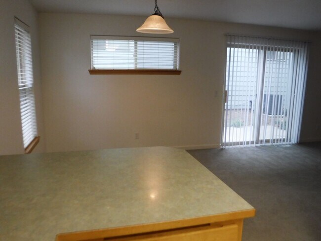 Foto del edificio - 2 Bed/2 Bath Apartment Located Near OSU/COCC Campus - Attached Garage