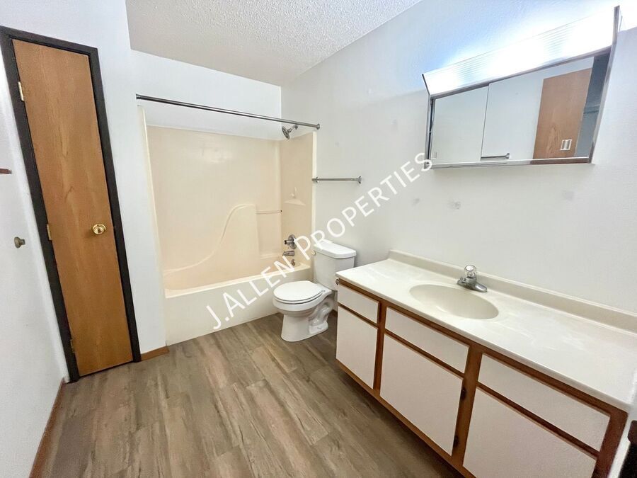 Building Photo - Spacious, Affordable 1 Bed