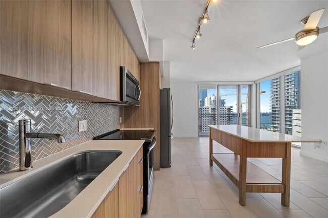 Foto del edificio - 2150 N Bayshore Dr
