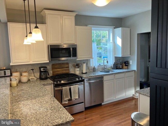 Building Photo - 611 Cinnaminson St