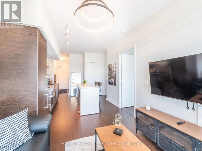 Photo du bâtiment - 1030 King St W