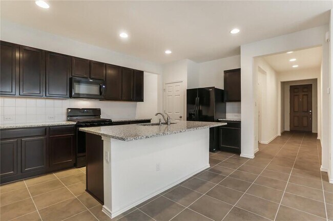 Foto del edificio - 2233 Ringstaff Rd
