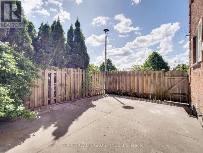 Building Photo - 567 Gainsborough Rd