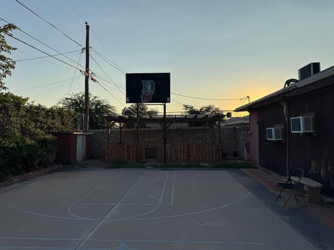 Foto del edificio - 8208 Dempsey Ave