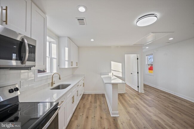 Building Photo - 555 S Marlyn Ave