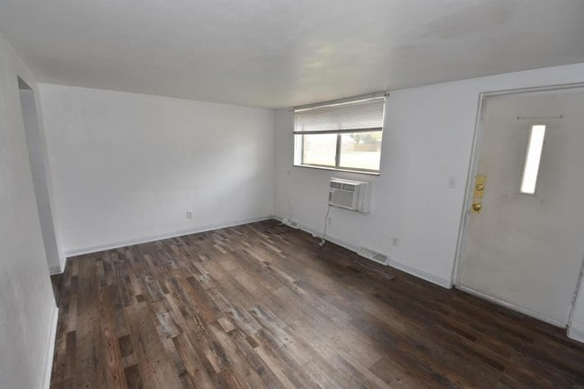 Building Photo - 2920 Woodbine Terrace
