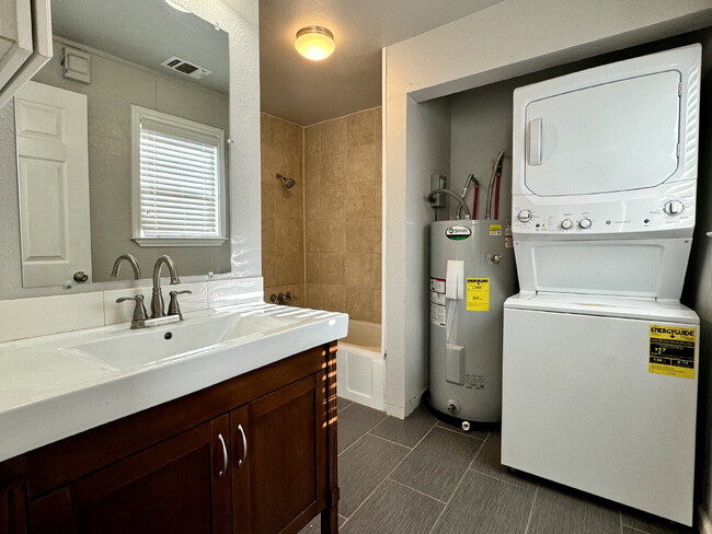 Building Photo - Perfectly Updated 1 Bedroom- very close to the university