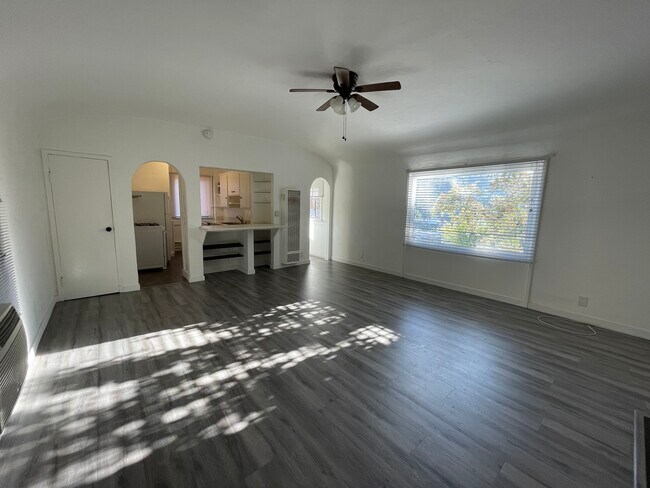 Building Photo - 3133 Hollycrest Dr