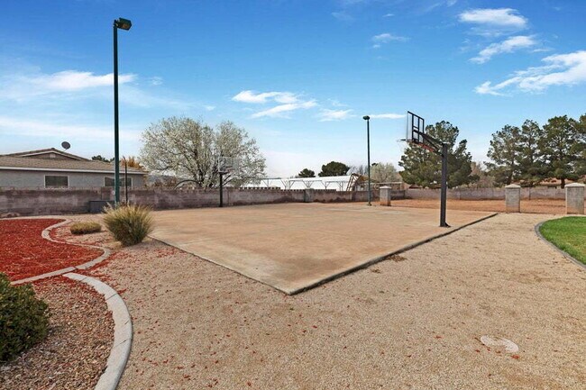 Foto del edificio - Spacious 5 bed 3 bath with large back yard.