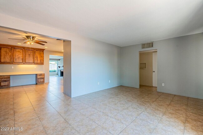 Foto del edificio - 2943 E Earll Dr