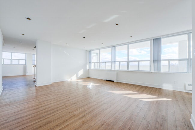 Building Photo - The Kingsview