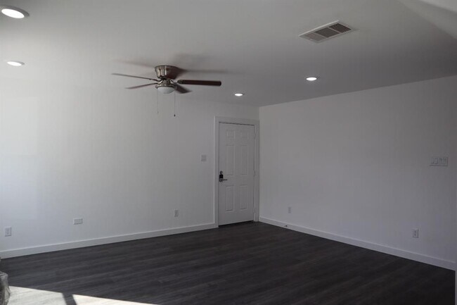 Building Photo - 8217 Bigwood St