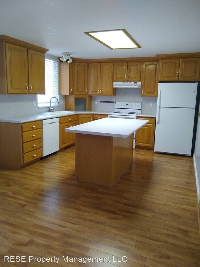 Building Photo - 6 br, 4 bath House - 2131 E Lambourne Ave.