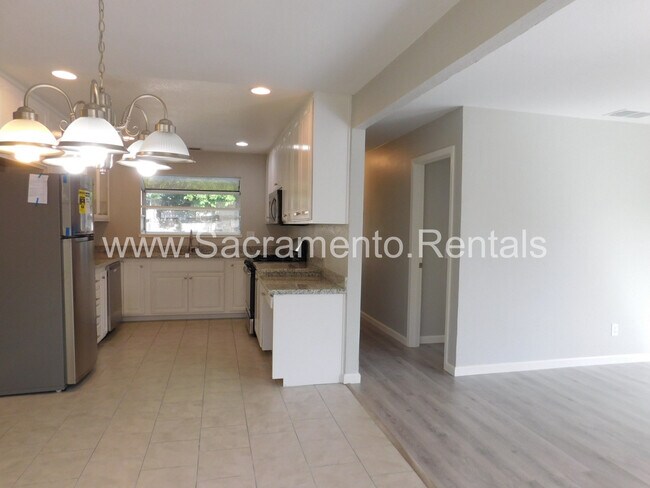 Foto del edificio - Updated 2bd/1ba Rocklin Halfplex with Garage