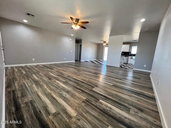 Building Photo - 4552 N Loring Rd