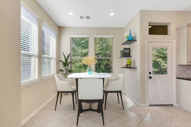 Foto del edificio - 222 Cheswood Forest Pl